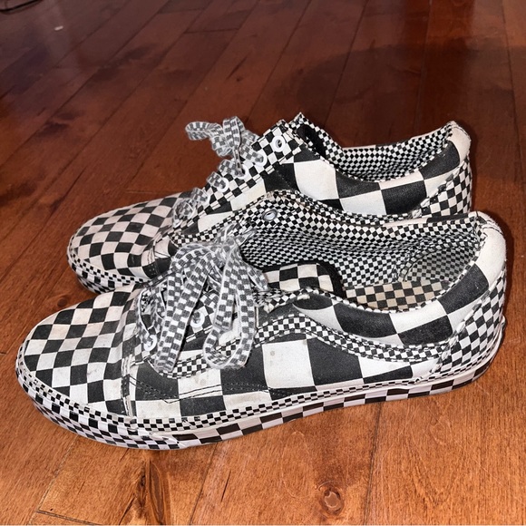 White and Black Checkered Pattern Vans Size 12 Men’s - Picture 2 of 4